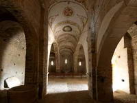 INTERIOR DEL ATRIO BAJO LA TORRE. A IZQUIERDA, ACCESO AL TEMPLO