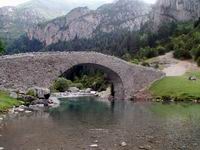 PUENTE DE PEREGRINOS SOBRE EL ARA