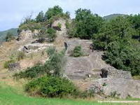 CANALILLOS EN LA ROCA. AL FONDO EL CASTILLO