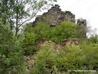 VISTA DEL TEMPLO DESDE EL ESTE. RUINA DEL ÁBSIDE EN PRIMER PALANO