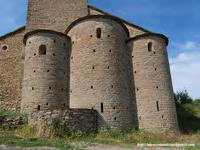 CABECERA TRIABSIDIAL. ABSIDES-CUBOS DE MURALLA