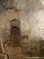 INTERIOR �BSIDE SUR DE LA CRIPTA HACIA LOS PIES: ESCALERA DE ACCESO