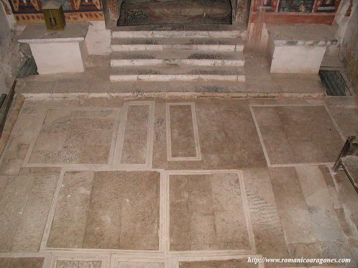 SUELO DE LA NAVE DEL TEMPLO, HACIA CABECERA. A DERECHA, HUECO DE ACCESO A CRIPTA