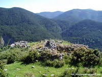 VISTA NORTE DE LA UBICACI�N DE LAS RUINAS. ABAJ, EL PUEBLO DE NER�N