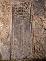 LOSA SEPULCRAL DECORADA A LA PUERTA DEL TEMPLO