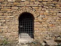 PUERTA DE ACCESO AL TEMPLO. DOBLADURA LOMBARDA Y ALARGADO DINTEL