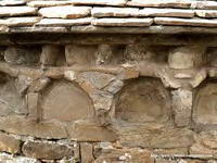 DETALLE DE FRISO DE ESQUINILLAS Y ARCOS CIEGOS