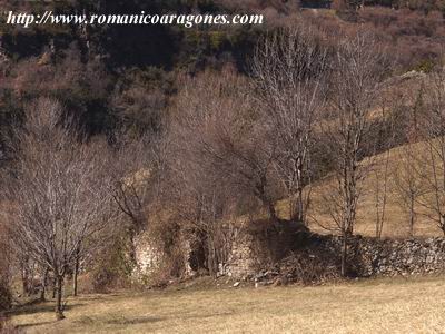 LA ERMITA SEMIOCULTA EN LA LINDE DE DOS CAMPOS