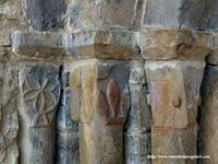 DETALLE DE LOS CAPITELES DEL LADO OESTE