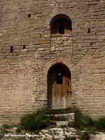 MURO SUR DEL TEMPLO. PUERTA PRIMITIVA EN ALTO; EN FUNCI�N DE VENTANA