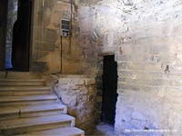 ESCALERA DE COMUNICACI�N TEMPLO-CLAUSTRO. A DERECHA, PUERTA DE ACCESO A TORRE