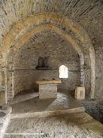 INTERIOR DEL TEMPLO HACIA LA CABECERA. ACCESO A LA CRIPTA