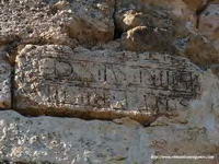 SILLAR REUTILIZANDO L&Aacute;PIDA EPIGRAFIADA EN EL LADO NORTE DEL &Aacute;BSIDE