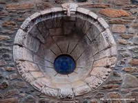 �CULO SOBRE LA PUERTA DE ENTRADA
