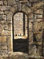 PUERTA DE ACCESO EN EL MURO SUR