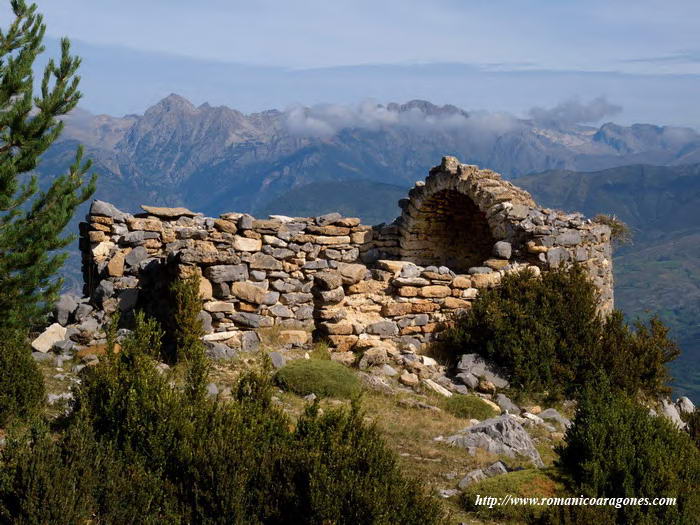 VISTA SUR DEL TEMPLO, CON EL PIRINEO AL FONDO