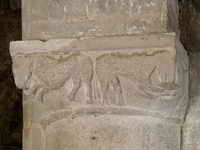 CAPITEL CON BOLAS Y CUERVOS EN LAS ESQUINAL, EN �NGULO SUROESTE DEL TEMPLO. IGUAL A OTRO  DE  ALA�N