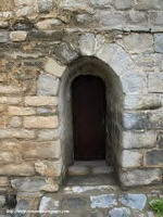 PUERTA DE ACCESO A LA CAPILLA SUR, BAJO LA TORRE