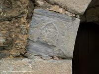 ESCUDOS INVERTIDOS EN LA PUERTA BAJO LA TORRE