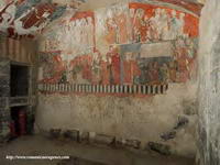 ARCOSOLIO CON DECORACI&Oacute;N GOTICO LINEAL A LOS PIES DEL TEMPLO