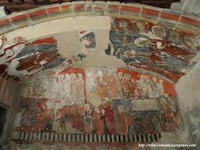 ARCOSOLIO CON DECORACI&Oacute;N GOTICO LINEAL A LOS PIES DEL TEMPLO
