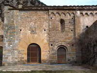 PUERTA ACTUAL Y A DERECHA, LA ORIGINAL DEL TEMPLO