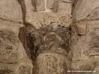 DECORACI�N DE ESPIRALES EN LOS �NGULOS. M�NSULA DETERIORADA EN SU ZONA INFERIOR