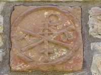 DETALLE DEL CRISM�N SOBRE PUERTA DE ACCESO 