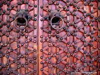 DETALLE DE LA PUERTA DE ENTRADA. LACERÍA MUDEJAR DE A SEIS. HERRAJES ORIGINALES