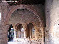 �NGULO SURESTE DEL CLAUSTRO. SALA CAPITULAR Y A DERECHA, ACCESO AL TEMPLO
