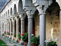 ALA SUR DEL CLAUSTRO, LINDANTE CON EL TEMPLO. CAPITELES DEL PERRO Y EL CABALLO