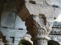 CAPITEL DEL CABALLO. MOTIVOS VEGETALES