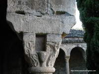 CAPITEL DEL PERRITO. MOTIVOS VEGETALES Y CARA, DETERIORADA POR MECHINAL