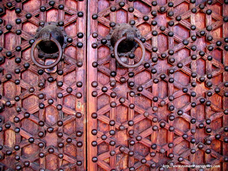 DETALLE DE LA PUERTA DE ENTRADA. LACER�A MUDEJAR DE A SEIS. HERRAJES ORIGINALES