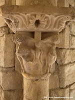 CAPITEL DEL &Aacute;NGULO INTERIOR SUROESTE DEL CLAUTRO. LAUDA FUNERARIA EN EL MISMO.