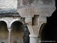 CAPITEL DEL ALA OESTE. AL FONDO ALA SUR Y TEMPLO