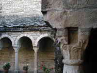 CAPITEL DEL ALA OESTE. AL FONDO ALA SUR Y TEMPLO