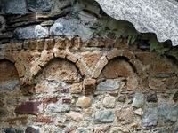 DETALLE DEL �BSIDE. ARQUILLOS LOMBARDOS Y FRISO DE ESQUINILLAS