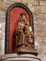 IMAGEN DE VIRGEN SEDENTE -MODERNA- EN ALTAR CENTRAL