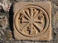 CRSIM�N T�PICO DEL VALLE DE BENASQUE, SOBRE PORTADA EN MURO SUR