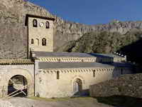 VISTA SUR DEL MONASTERIO AL DESPUNTAR EL SOL EN LAS CRESTAS