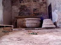 PILA BAUTISMAL Y CAPITEL EN QUE SE SUSTENTABA; EN CAPILLA SUR