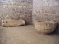 PILA BAUTISMAL Y RESTOS DE SARC�FAGO A LOS PIES DEL TEMPLO