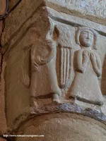 DETALLE DEL CAPITEL AL SUR DEL ARCO TRIUNFAL: SANTA CECILIA ENTRE SAN MIGUEL Y OTRO ANGEL
