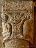 DEMONIO EN EL INTRADOS DEL CAPITEL NORTE DEL  ARCO TRIUNFAL
