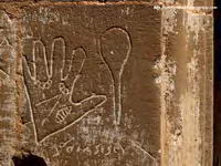 GRAFITIS EN DOVELAS DE ENTRADA-MANO, CUCHARA E INSCRIPCI�N