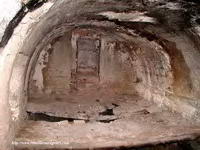 NAVE HACIA LOS PIES, EN EL ARTIFICIAL PISO SUPERIOR