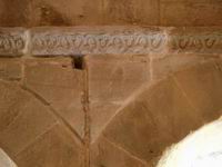 IMPOSTA TANGENTE A LAS ARCADAS DEL CLAUSTRO. DECORACI�N VEGETAL