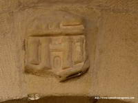 ESCUDO ANTIGUO DE HUESCA SOBRE LA PUERTA DE ACCESO