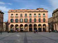 EDIFICIO QUE OCULTA LA FACHADA OESTE DE SAN PEDRO EL VIEJO